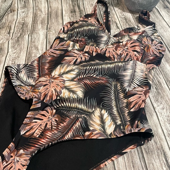 Great one piece bathing suit - Picture 2 of 5